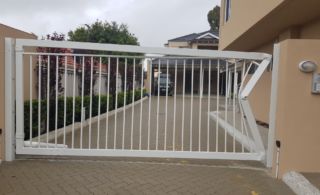 Impacted single swing gate - Kardinya